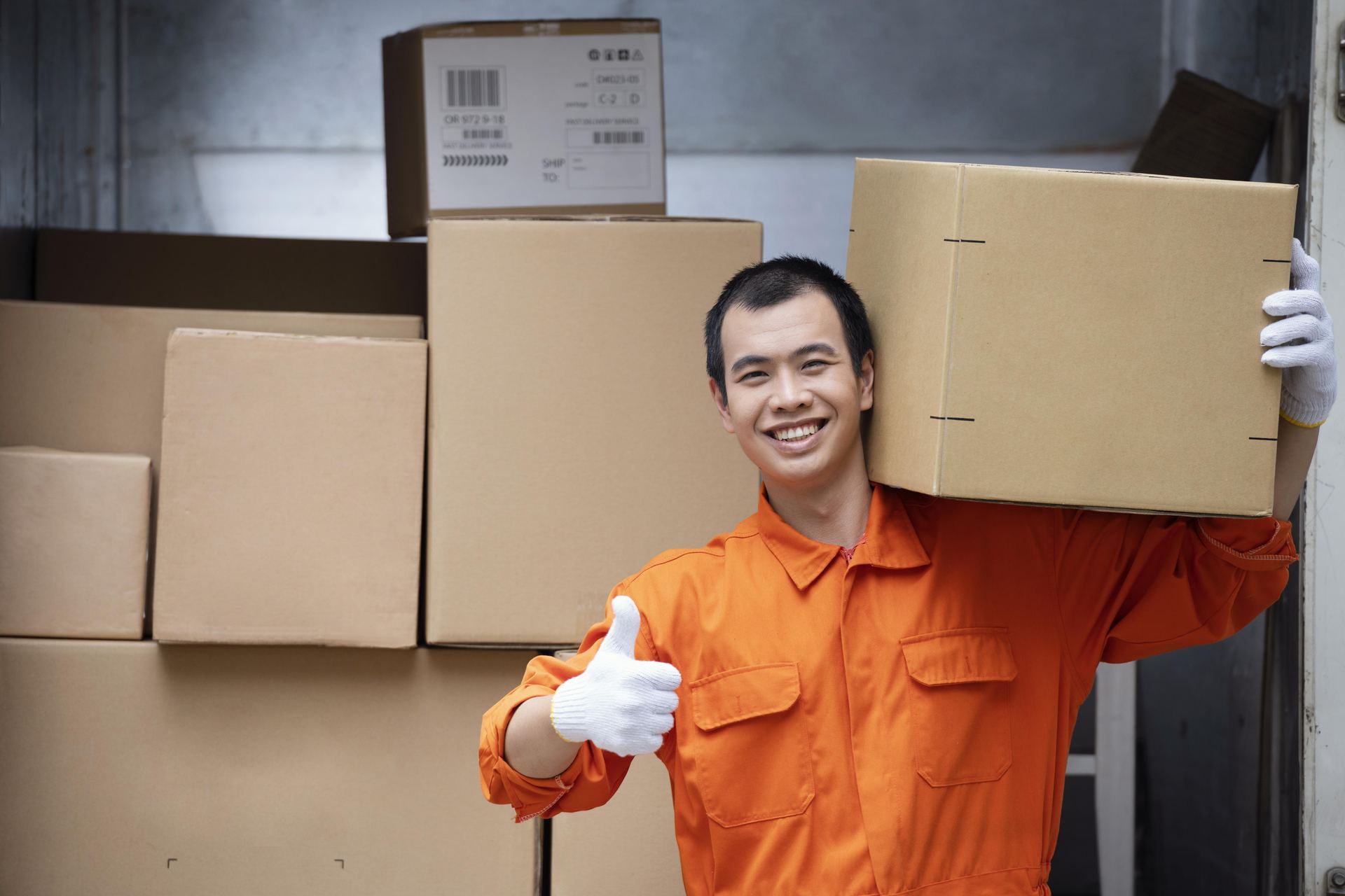 Nhân viên giao nhận mang thùng hàng