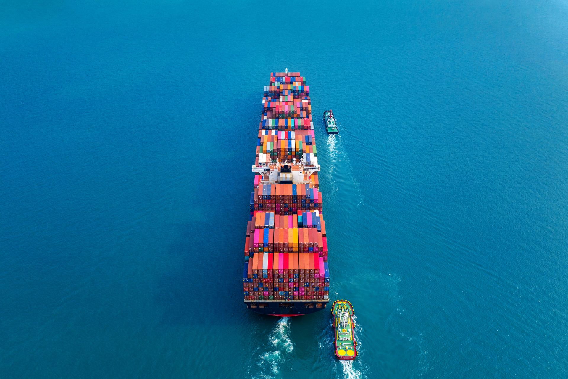 Tàu container chở hàng trên biển